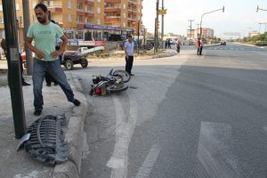 Bursa'da motosiklet kazası ucuz atlatıldı