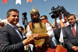 'K&uuml;rt ile T&uuml;rk'&uuml;n ortak kaderi 942 yıl &ouml;nce'