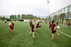 Her k&ouml;ye futbol sahası