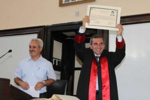 Vali, &uuml;niversiteden 30 yıl sonra mezun oldu