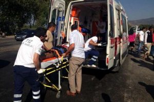 Kaza yerinde can pazarı: 1 &ouml;l&uuml;, 6 yaralı