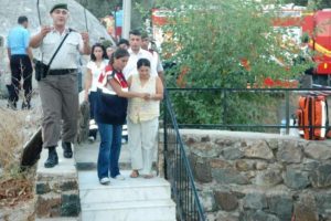 Eşi gelince &ccedil;ocuklarını serbest bıraktı