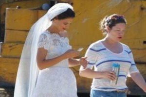 Katie Holmes yeniden gelinlik giydi