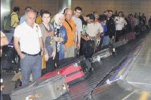 Hostesleri tehdit edince u&ccedil;ak indi