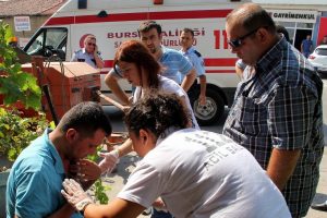 Canını kurtarmak i&ccedil;in camdan atladı