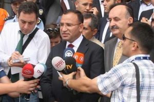 Bozdağ Avrupa'da y&uuml;kselen ırk&ccedil;ılığa dikkat &ccedil;ekti