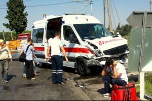Hasta taşıyan ambulans kaza yaptı: 1 &ouml;l&uuml;, 2 yaralı