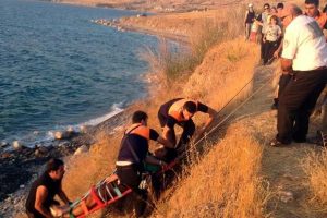 Manzaraya bakarken kayalıklardan d&uuml;şt&uuml;