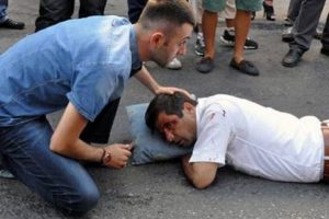 Belediye başkanı dakikalarca kurtarılmayı bekledi