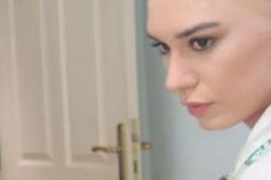Burcu Kıratlı Peri rol&uuml; i&ccedil;in sa&ccedil;larını kazıttı