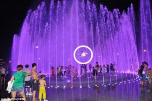 Aniden a&ccedil;ılan fıskiye &ccedil;ocuğu b&ouml;yle havaya fırlattı