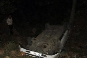 Otomobil dere yatağına u&ccedil;tu