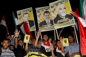 Gazze'deki Filistinliler Erdoğan posterleriyle y&uuml;r&uuml;d&uuml;