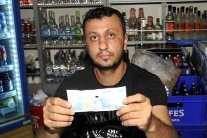 &Ouml;nce sahte para uyarısı yaptı, sonra dolandırdı