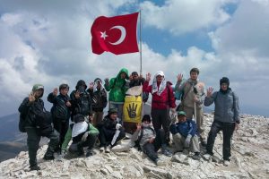 Uludağ'ın zirvesinde Rabia işareti