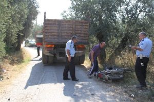 Motosiklet kamyona &ccedil;arptı