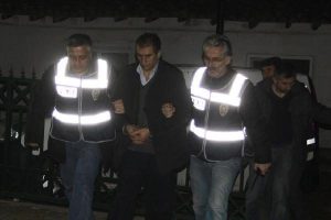 Eşini kemerle boğarak &ouml;ld&uuml;ren sanıktan şok savunma