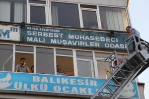Balıkesir'de kedi kurtarma operasyonu