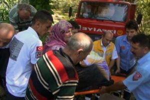 Kal&ccedil;a protezi &ccedil;ıkan kadına itfaiyeden yardım
