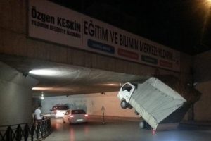 &Uuml;st ge&ccedil;ite &ccedil;arpan kamyonet şaha kalktı