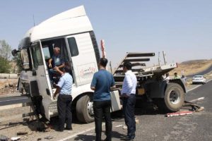 Lastiği patlayan TIR bariyerlere &ccedil;arptı