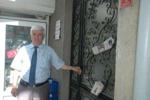 İstifa i&ccedil;in geldi kilit şokuyla karşılaştı