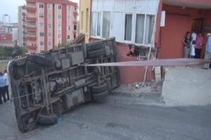 Kamyonet &ouml;nce otomobile ardından eve &ccedil;arptı