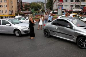 Kaza sonrası kadınlar birbirine girdi