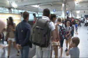 Atat&uuml;rk Havalimanı'nda d&ouml;n&uuml;ş yoğunluğu