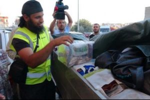 İngiltere'deki M&uuml;sl&uuml;manlardan Suriye'ye 13 ara&ccedil;lık yardım