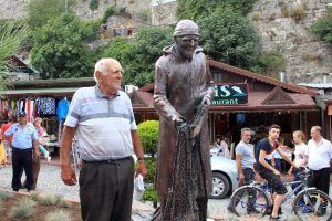 Yaşarken heykeli dikildi