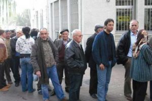 e-devlet 'Bug&uuml;n git, yarın gel'i bitirdi