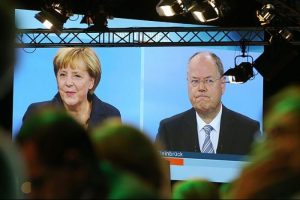 Merkel se&ccedil;imlerdeki rakibi ile karşı karşıya geldi
