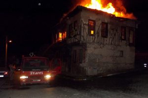 Bursa'da tarihi konak alev alev yandı