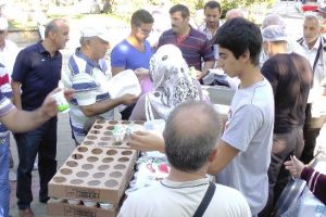 Kanseri yendi, 5 yıldır ş&uuml;k&uuml;r ikramı dağıtıyor