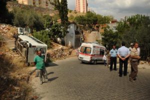 Bursa'da faciadan d&ouml;n&uuml;ld&uuml;! Minib&uuml;s merdivenlere tırmandı