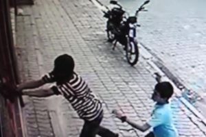 10 yaşındaki cesur &ccedil;ocuk hırsızları b&ouml;yle kovaladı