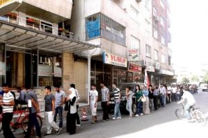 100 liralık vakıf bursu i&ccedil;in sıraya girdiler
