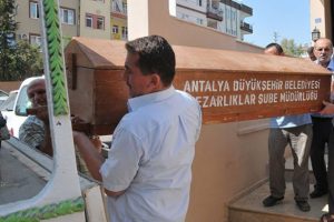 Antalya'da bir &ouml;ğrenci akıma kapıldı