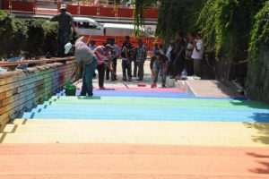 Edirne'de merdivenler g&ouml;kkuşağı renklerine boyandı