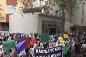 Cenazesi kadınların omzunda taşındı