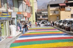 Esnaf barış i&ccedil;in sokak yolunu boyadı