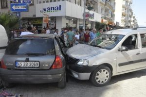 Ehliyetsiz s&uuml;r&uuml;c&uuml;ler kaza yaptı