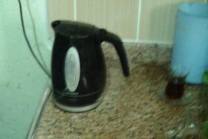 &Ccedil;ay yapmak istedi elektrik akımına kapıldı