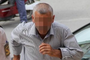 Otomobille fındık ayıklayan kıza &ccedil;arptı