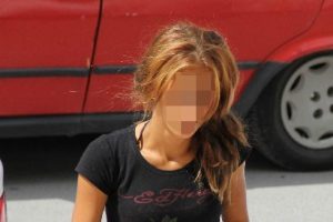 Hırsızlık su&ccedil;undan aranan gen&ccedil; kız yakalandı