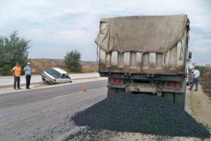 Kamyon kasasındaki asfalt karayoluna sa&ccedil;ılınca...