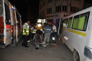 Motosiklet servis aracı ile &ccedil;arpıştı