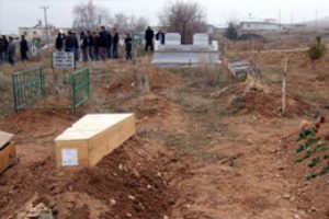 &Ouml;ld&uuml; zannedildi, yerine kuzeni g&ouml;m&uuml;ld&uuml;