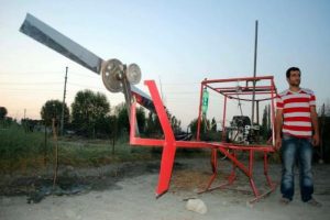 Evinin bah&ccedil;esinde helikopter yapıyor